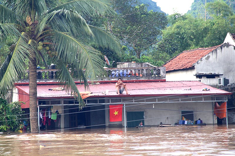 Lũ[-]chia[-]cắt,[-]cô[-]lập[-]10.000[-]hộ[-]dân[-]Thanh[-]Hóa